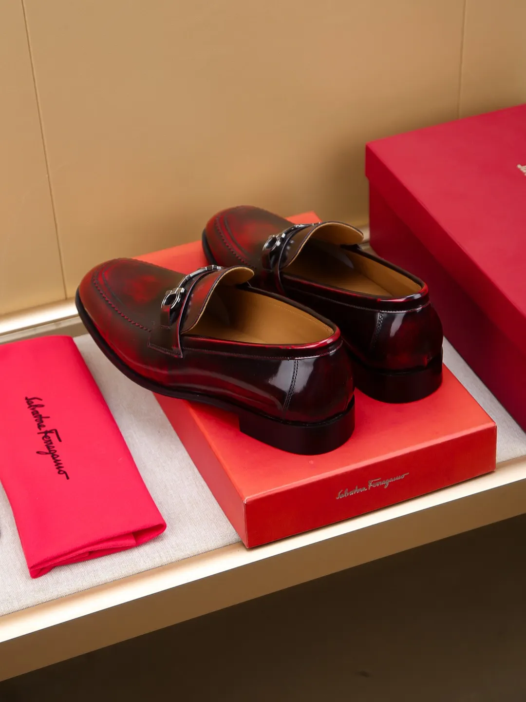 Men's shoes 💰460 🕷🕷🐂【Ferragamo】Ferragamo Popular fashionable leather shoes🇨🇳Official website counter 1:1 production, original mold opening💯Good quality can be seen, imported high-end first-layer waxed calfskin, water-dyed🐂leather lining🌿very clear texture, high-quality waterproof, non-slip and wear-resistant outsole🎋high quality and low price, truly handmade🍓colors available! Code number 39-44......(38.45.46.47 customized)